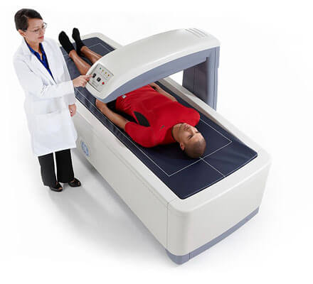 DXA-Scanner mit Patient auf der Liege während einer Untersuchung